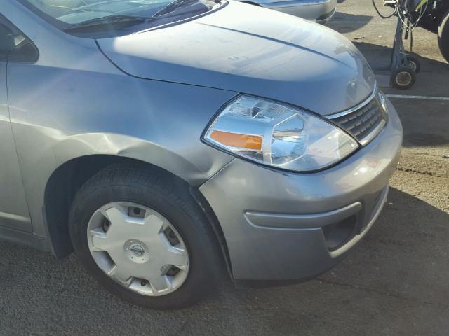 3N1BC13E19L363570 - 2009 NISSAN VERSA S GRAY photo 9