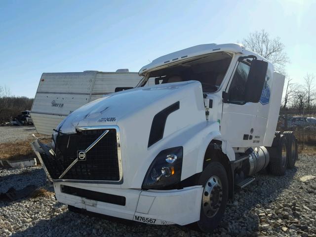 4V4NC9EH1HN977165 - 2017 VOLVO VN VNL WHITE photo 2