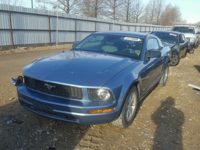 1ZVFT80N165219828 - 2006 FORD MUSTANG BLUE photo 2