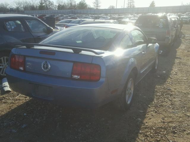 1ZVFT80N165219828 - 2006 FORD MUSTANG BLUE photo 4