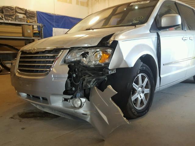 2A4RR5D17AR271278 - 2010 CHRYSLER TOWN & COU SILVER photo 9