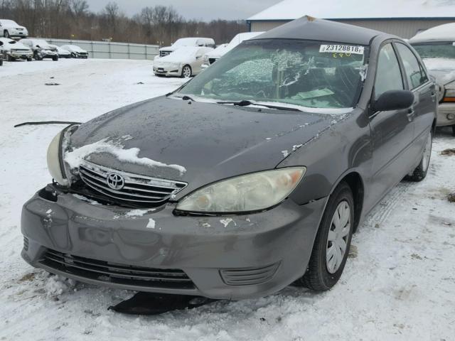 4T1BE32K15U980313 - 2005 TOYOTA CAMRY LE GRAY photo 2