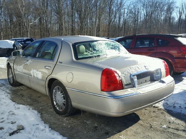 1LNHM82V37Y622372 - 2007 LINCOLN TOWN CAR S GOLD photo 3