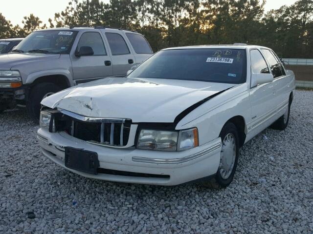 1G6KD54Y9WU783687 - 1998 CADILLAC DEVILLE WHITE photo 2