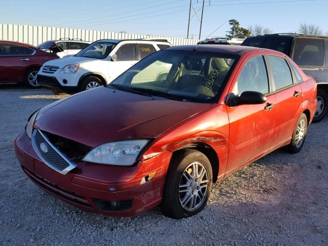 1FAHP34N05W163635 - 2005 FORD FOCUS ZX4 RED photo 2