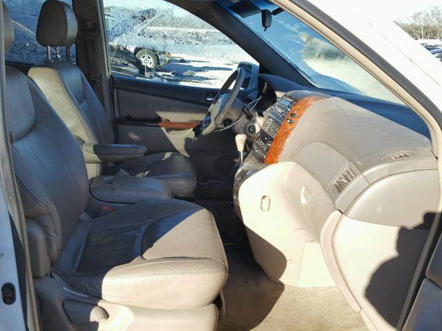 5TDZA22C54S159476 - 2004 TOYOTA SIENNA XLE WHITE photo 5