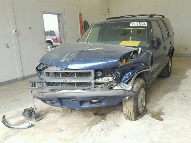 1GNDT13W9XK213243 - 1999 CHEVROLET BLAZER BLUE photo 2