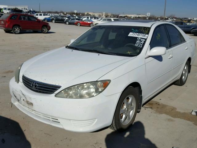 4T1BE32K05U408276 - 2005 TOYOTA CAMRY LE WHITE photo 2