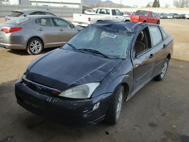 1FAFP34P52W231402 - 2002 FORD FOCUS SE BLACK photo 2