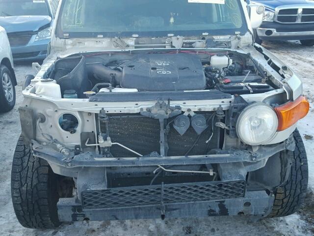 JTEBU11F970011056 - 2007 TOYOTA FJ CRUISER SILVER photo 9