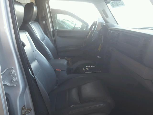 1J8HG48N06C210670 - 2006 JEEP COMMANDER SILVER photo 5