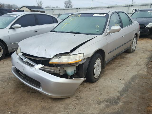 1HGCG5642XA141092 - 1999 HONDA ACCORD LX SILVER photo 2