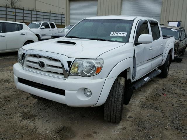 3TMJU62N76M010647 - 2006 TOYOTA TACOMA DOU WHITE photo 2