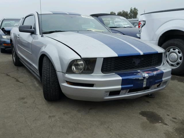 1ZVFT80N455156142 - 2005 FORD MUSTANG GRAY photo 1