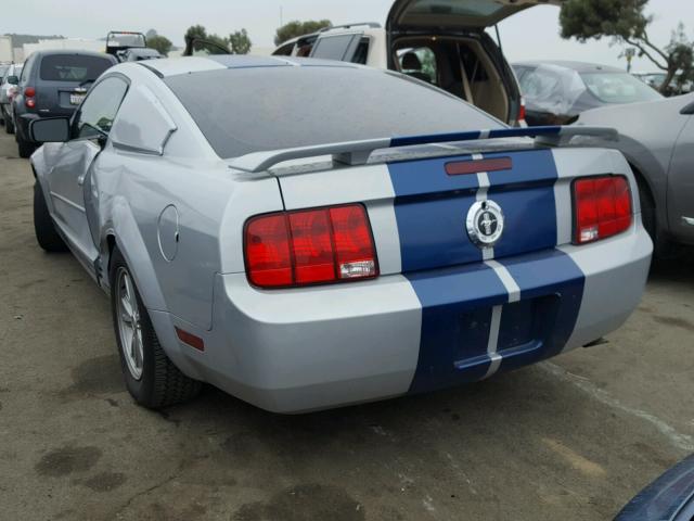 1ZVFT80N455156142 - 2005 FORD MUSTANG GRAY photo 3