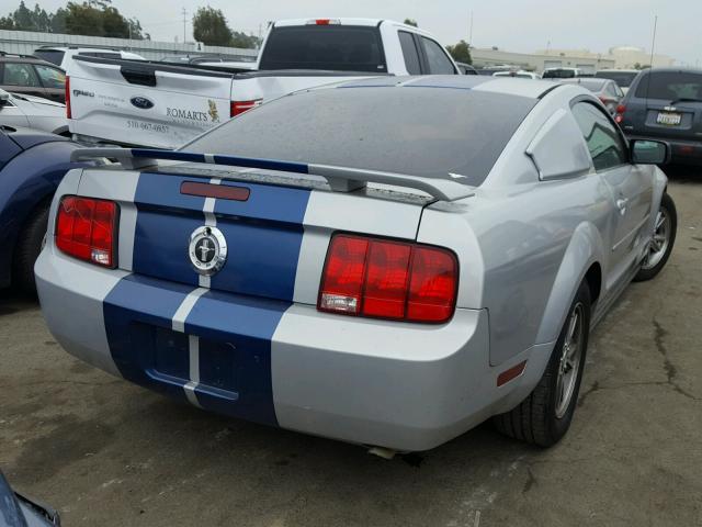 1ZVFT80N455156142 - 2005 FORD MUSTANG GRAY photo 4