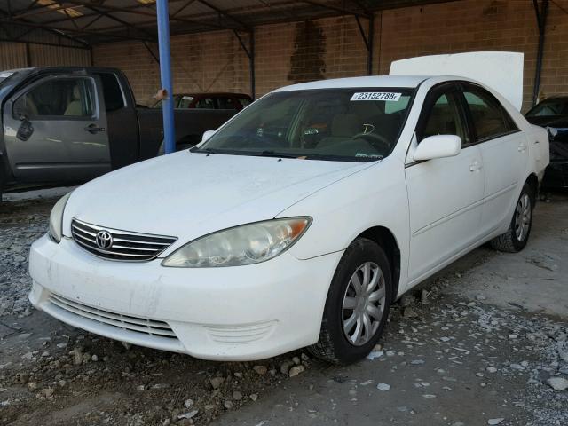 4T1BE32K95U567975 - 2005 TOYOTA CAMRY LE WHITE photo 2