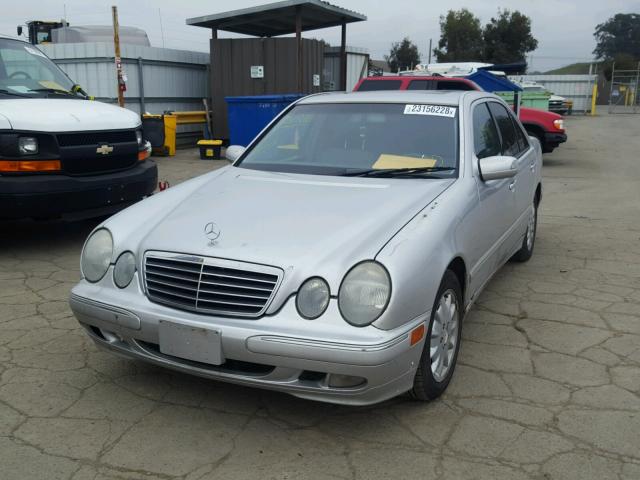 WDBJF65G9YA967576 - 2000 MERCEDES-BENZ E 320 SILVER photo 2