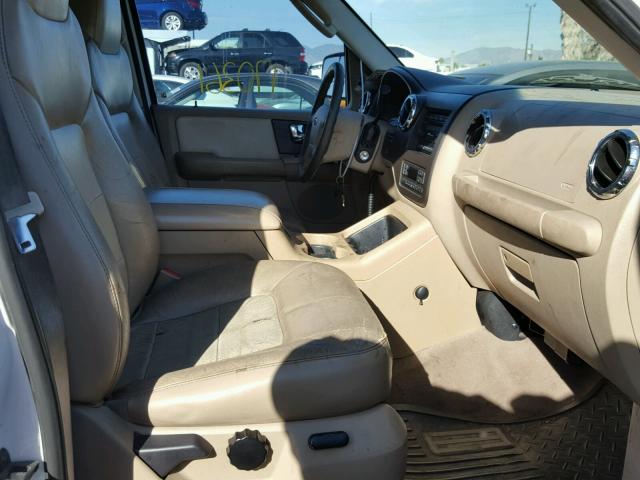 1FMFU17595LA59751 - 2005 FORD EXPEDITION WHITE photo 5