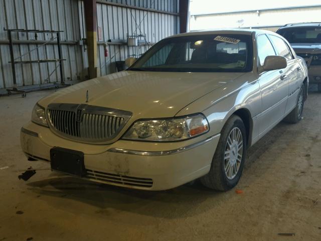 1LNHM82V27Y638496 - 2007 LINCOLN TOWN CAR S WHITE photo 2