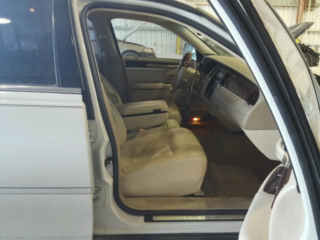 1LNHM82V27Y638496 - 2007 LINCOLN TOWN CAR S WHITE photo 5