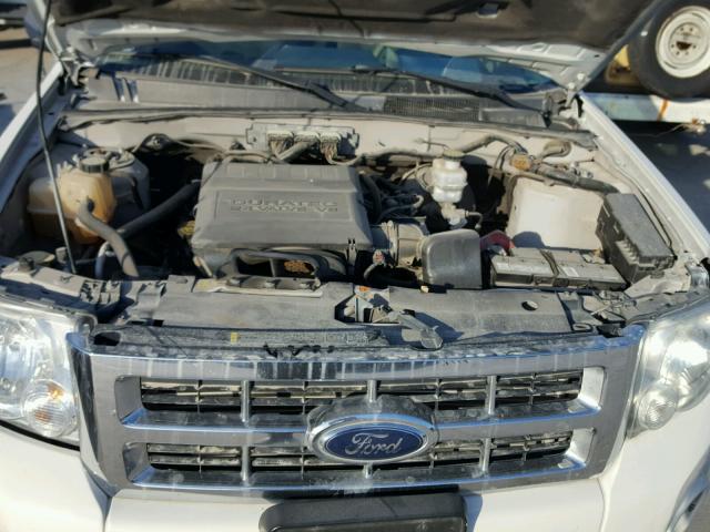 1FMCU0DG3AKA32208 - 2010 FORD ESCAPE XLT WHITE photo 7