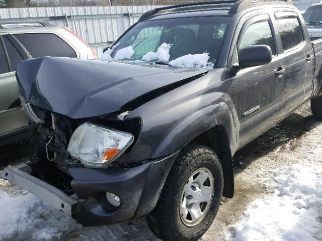 5TFMU4FN3BX002996 - 2011 TOYOTA TACOMA DOU GRAY photo 2