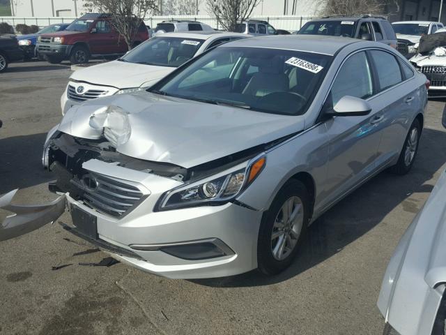 5NPE24AF8HH590845 - 2017 HYUNDAI SONATA SE SILVER photo 2