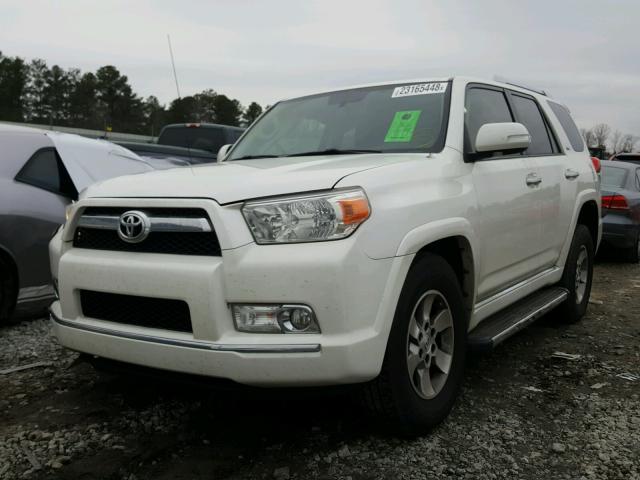 JTEZU5JR6D5051481 - 2013 TOYOTA 4RUNNER SR WHITE photo 2