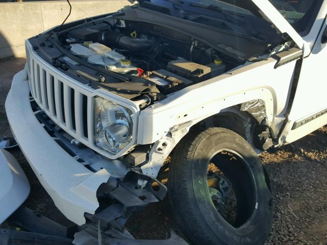 1J8GP28K08W210899 - 2008 JEEP LIBERTY SP WHITE photo 9