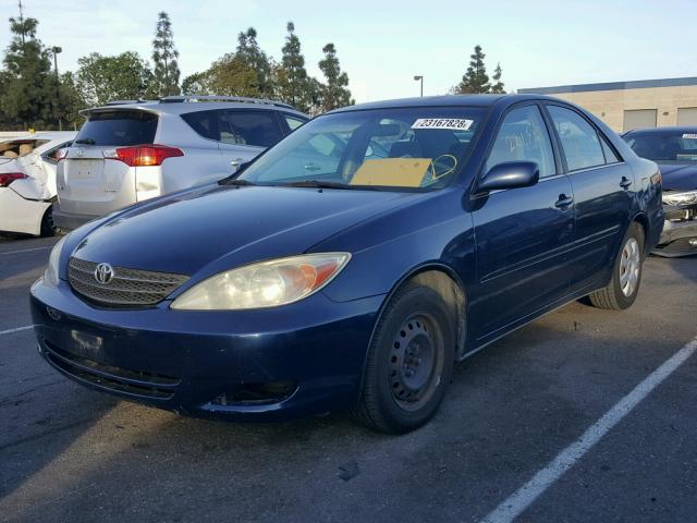 JTDBE32KX20047663 - 2002 TOYOTA CAMRY LE BLUE photo 2