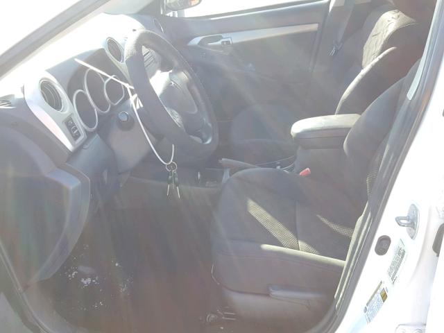 5Y2SM6E01AZ418153 - 2010 PONTIAC VIBE WHITE photo 5