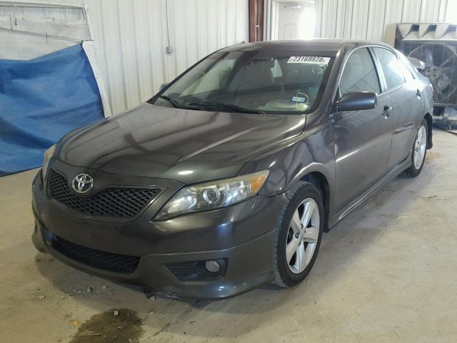 4T1BF3EK4BU726972 - 2011 TOYOTA CAMRY BASE GRAY photo 2