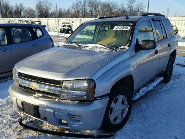 1GNDT13S062130571 - 2006 CHEVROLET TRAILBLAZE SILVER photo 2