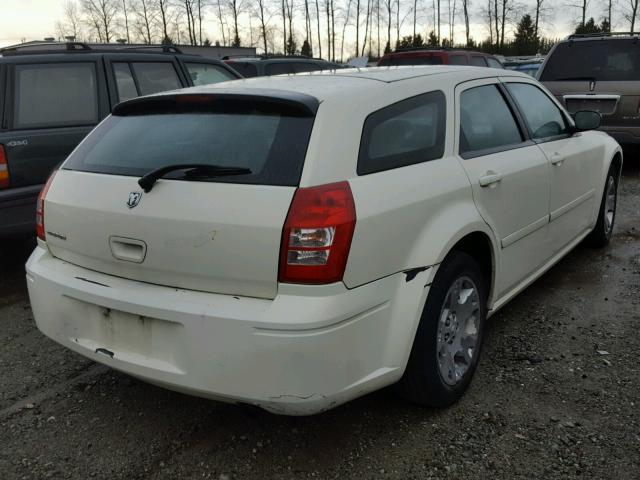 2D4FV48T55H629552 - 2005 DODGE MAGNUM SE WHITE photo 4