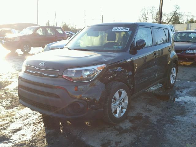 KNDJN2A24H7467040 - 2017 KIA SOUL BLACK photo 2