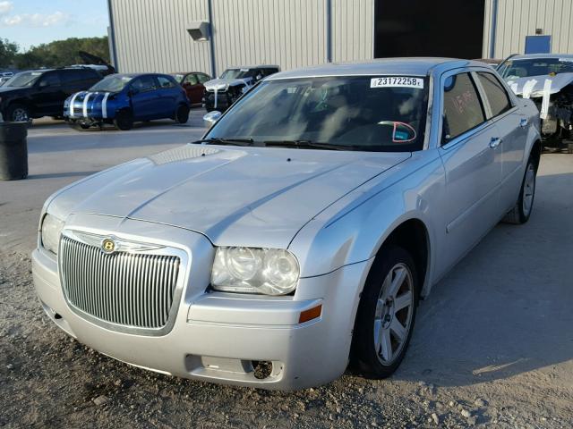 2C3JA43R35H641623 - 2005 CHRYSLER 300 SILVER photo 2