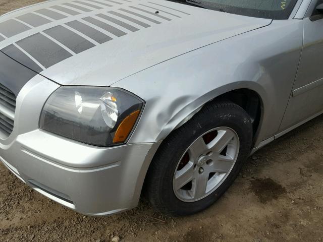 2D4FV48V95H166140 - 2005 DODGE MAGNUM SXT SILVER photo 9