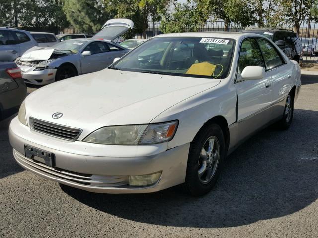 JT8BF22G9V0064783 - 1997 LEXUS ES 300 WHITE photo 2