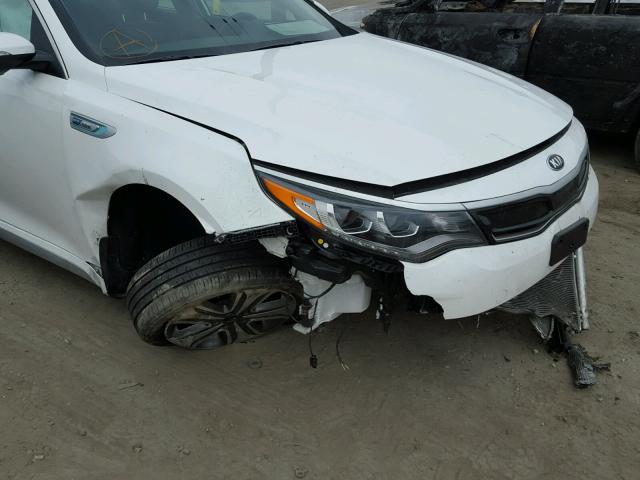 KNAGU4LC8H5007600 - 2017 KIA OPTIMA HYB WHITE photo 9