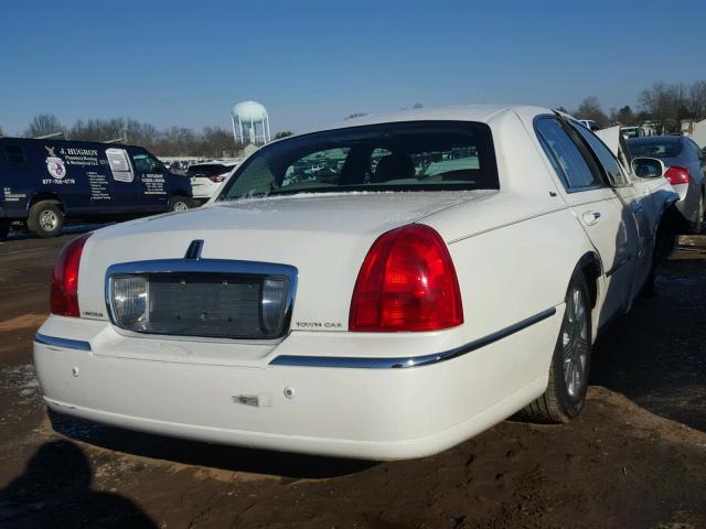 1LNHM83W43Y604190 - 2003 LINCOLN TOWN CAR C WHITE photo 4