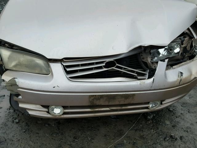 4T1BG22K3WU834579 - 1998 TOYOTA CAMRY CE GOLD photo 9