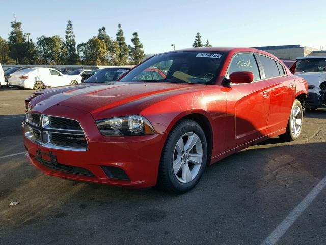 2C3CDXBG3DH582878 - 2013 DODGE CHARGER SE RED photo 2
