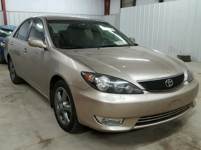 4T1BA32K35U051686 - 2005 TOYOTA CAMRY SE GOLD photo 1