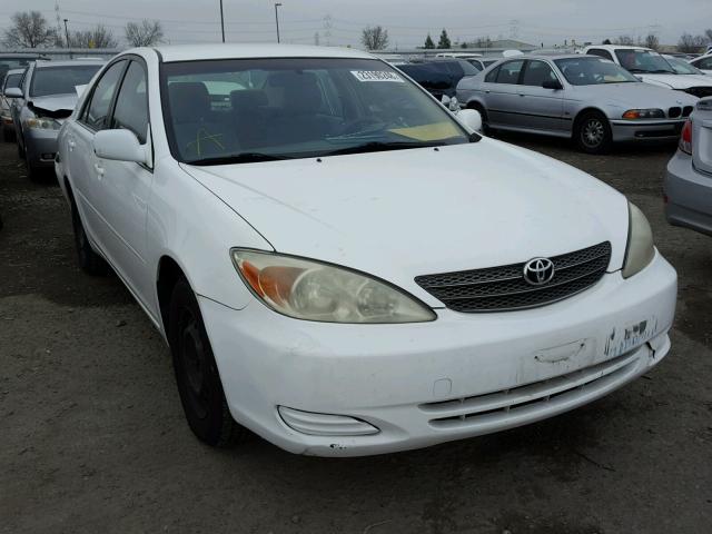 JTDBE32K520122625 - 2002 TOYOTA CAMRY LE WHITE photo 1