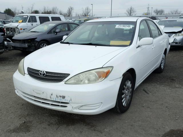 JTDBE32K520122625 - 2002 TOYOTA CAMRY LE WHITE photo 2