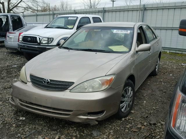 JTDBE32K520006227 - 2002 TOYOTA CAMRY LE GOLD photo 2