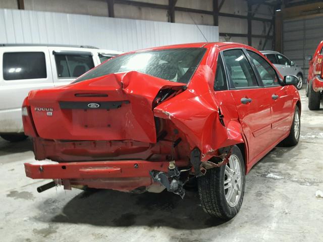 1FAHP34N07W134154 - 2007 FORD FOCUS ZX4 RED photo 4