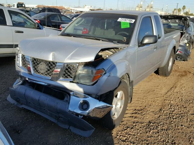 1N6AD06UX6C412806 - 2006 NISSAN FRONTIER K SILVER photo 2