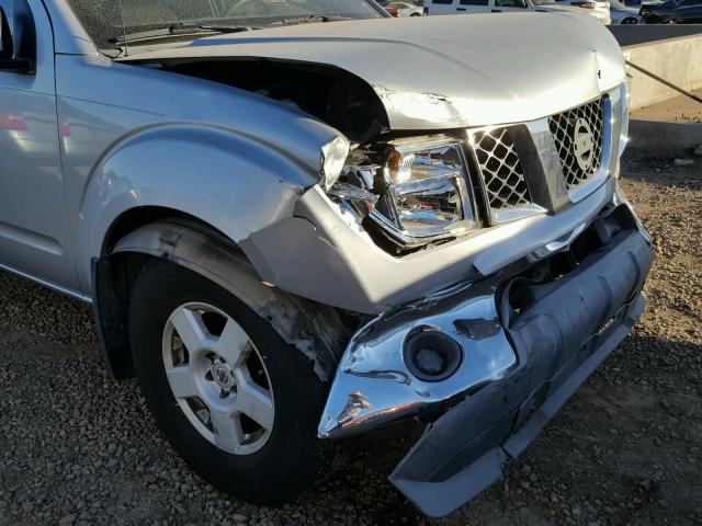 1N6AD06UX6C412806 - 2006 NISSAN FRONTIER K SILVER photo 9